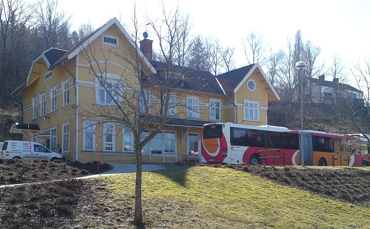 Valdemarsviks gamla järnvägsstation, idag busstation, med Östgötatrafikens buss mot Söderköping-Norrköping