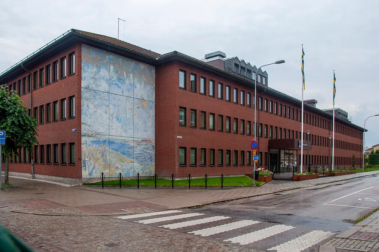 Vänersborgs kommunhus. Byggnadsår 1972-74. Väggmålning "Lek med drake" (1974) av Bengt Johansson