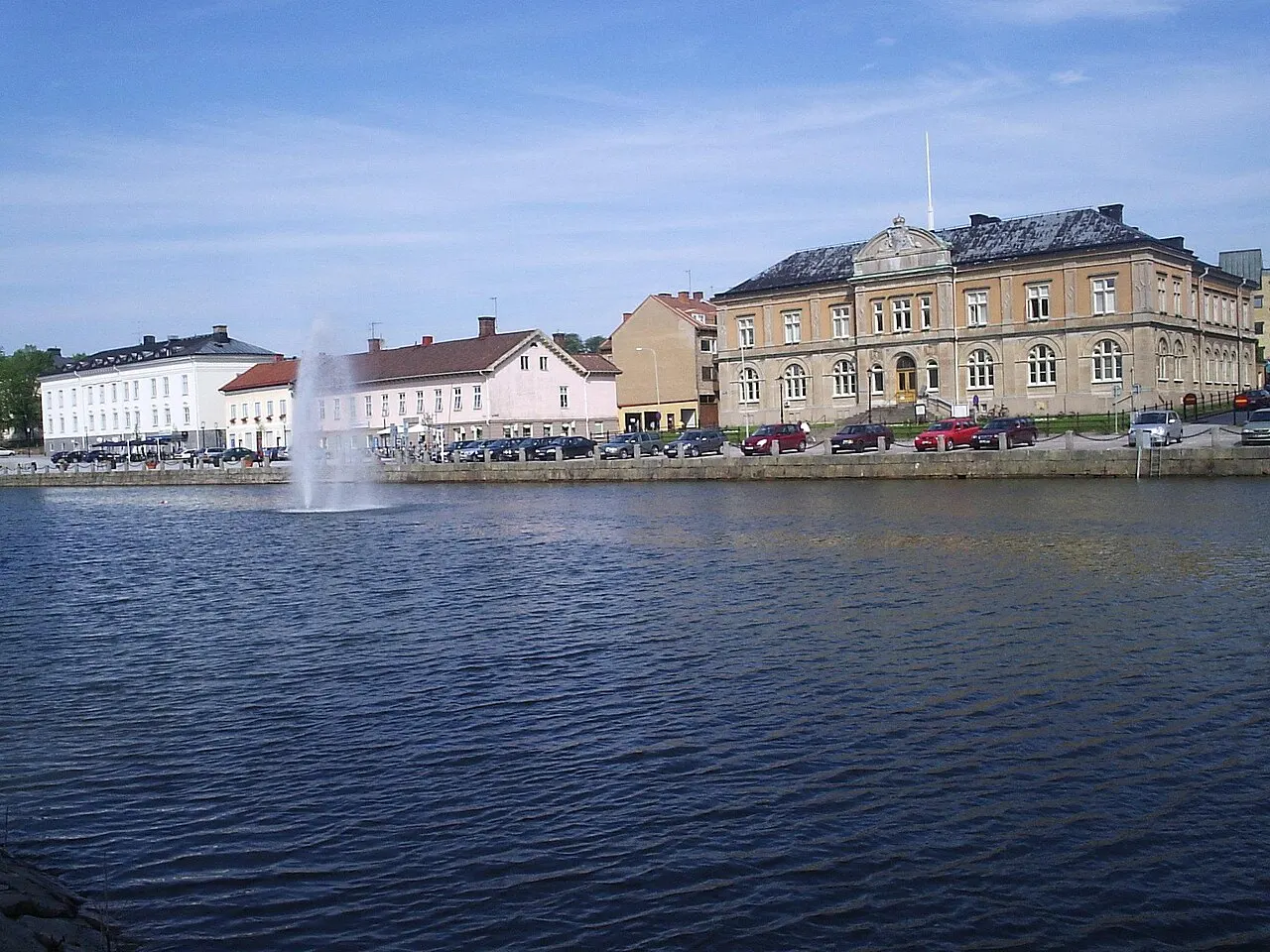 Till höger syns Riksbankshuset från 1902, ritat av Frans Gustav Abraham Dahl.