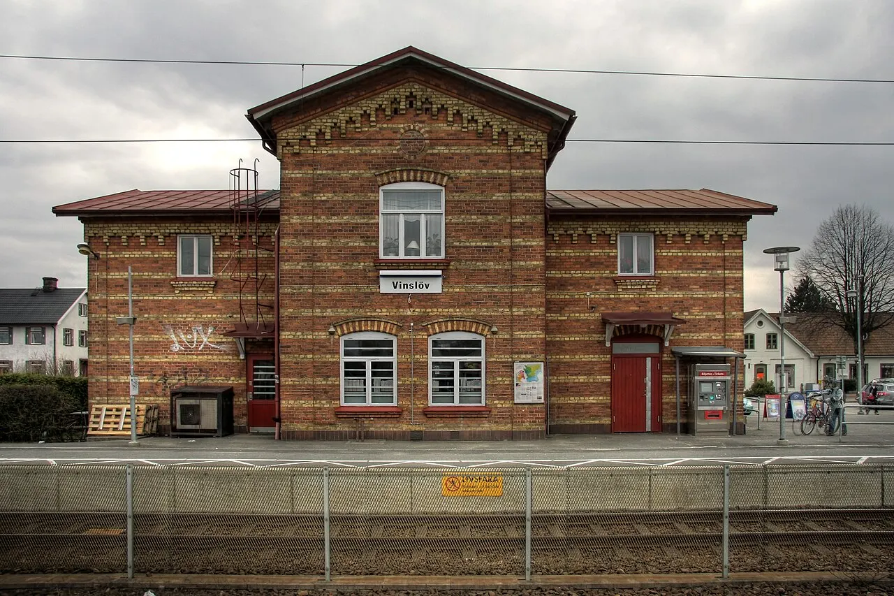 Vinslövs järnvägsstation i nordöstra Skåne, belägen på linjen Hässleholm–Kristianstad.