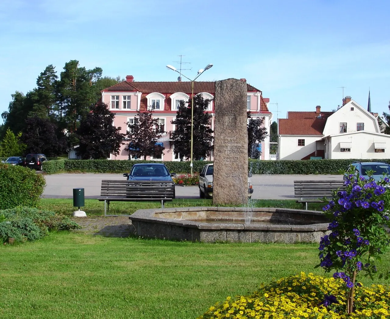 Torget i Österbymo med Ydre Wärdshus och minnessten